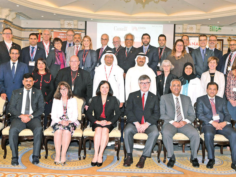 السفيرة الكندية تتوسط أعضاء الوفد وبعض الحضورt (تصوير ميلاد غالي)