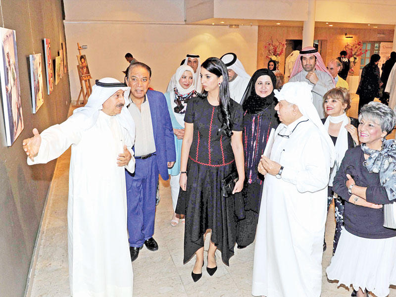 شيماء العبدالله أثناء جولتها في المعرض