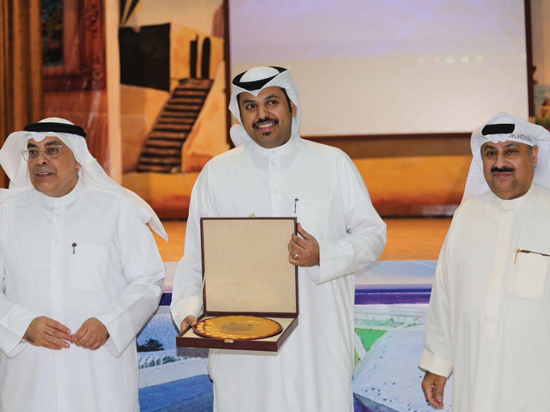 المقصيد والأستاذ يكرمان أحد المشاركين