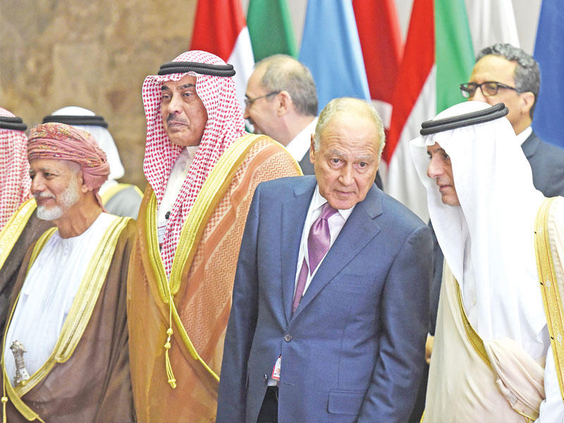 أبوالغيط مستمعاً للجبير ويبدو الخالد ووزير الخارجية العماني يوسف بن علوي قبل التقاط صورة تذكارية في الرياض أمس (أ ف ب)