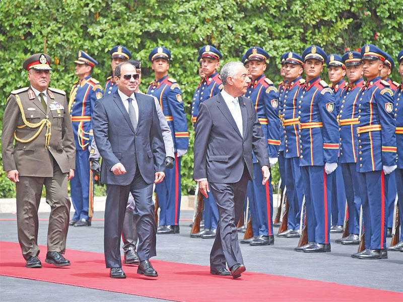السيسي مستقبلا  الرئيس البرتغالي في قصر الاتحادية شرق القاهرة أمس (الرئاسة المصرية)