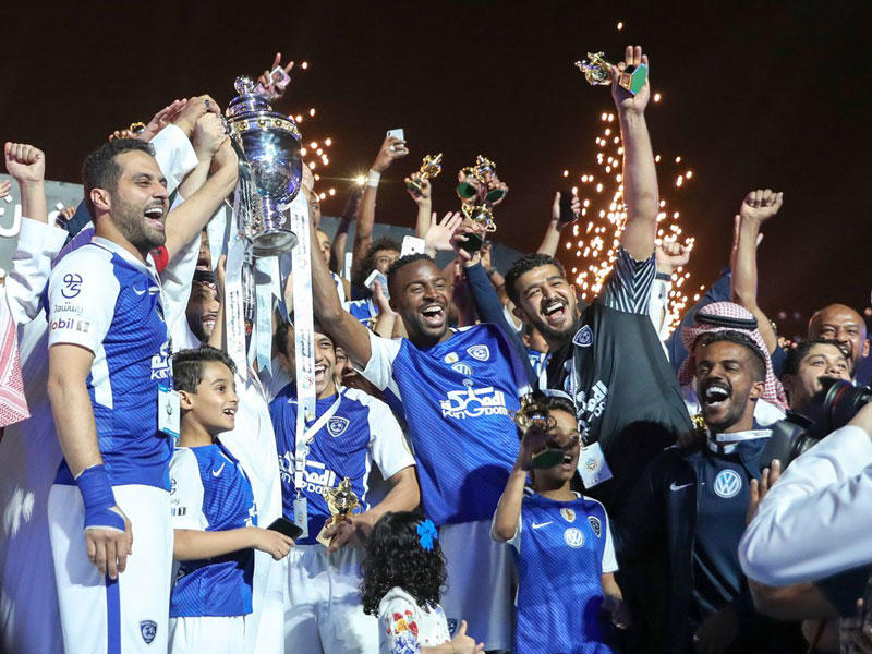 لاعبو الهلال يرفعون كأس البطولة بمعية رئيس هيئة الرياضة تركي آل شيخ 