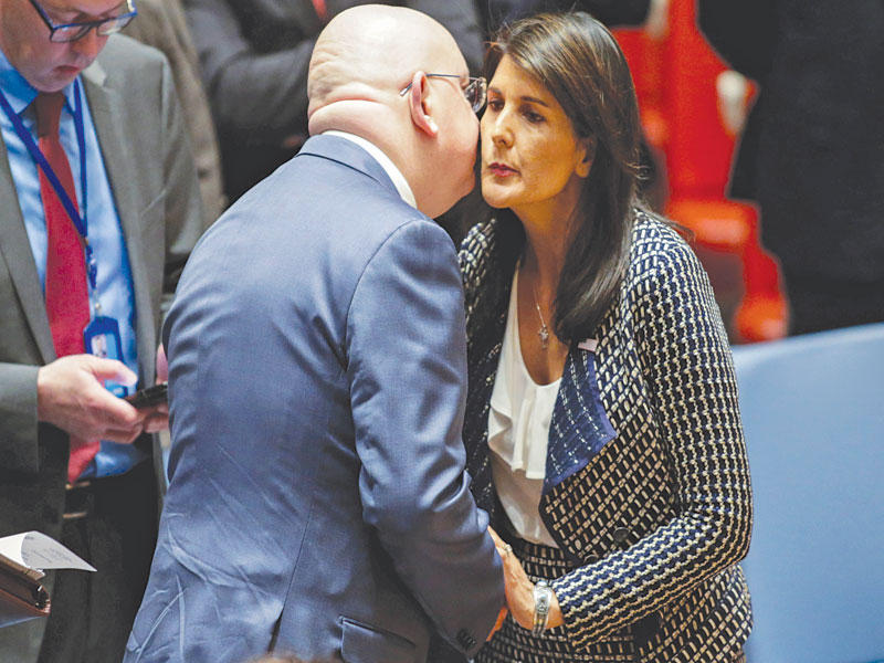 مندوبا واشنطن وموسكو في مجلس الأمن يتبادلان تحية باردة قبل تبادل الاتهامات خلال جلسة عاصفة في المجلس حول سورية أمس (رويترز)