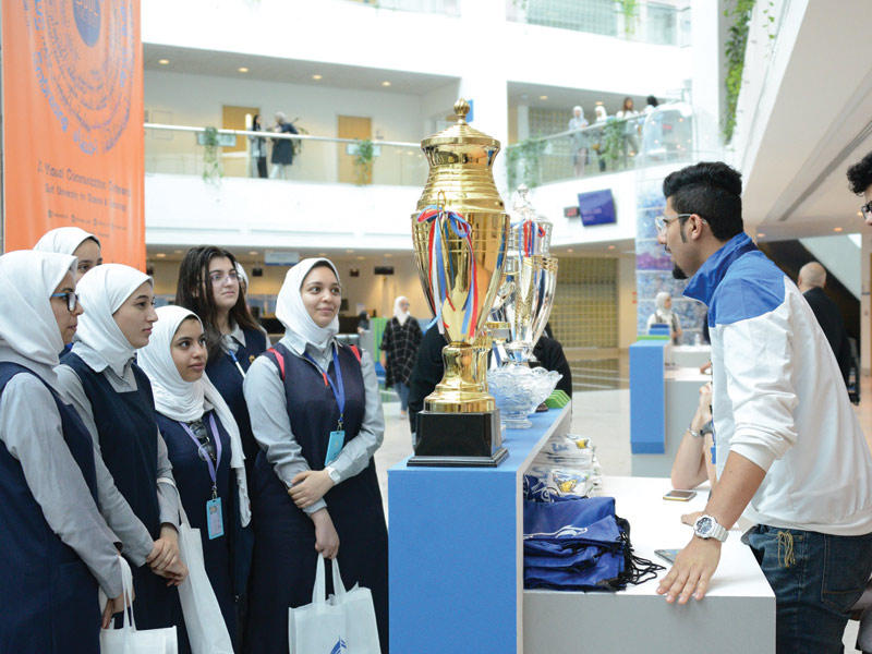 جانب من جولة الطالبات في الجامعة