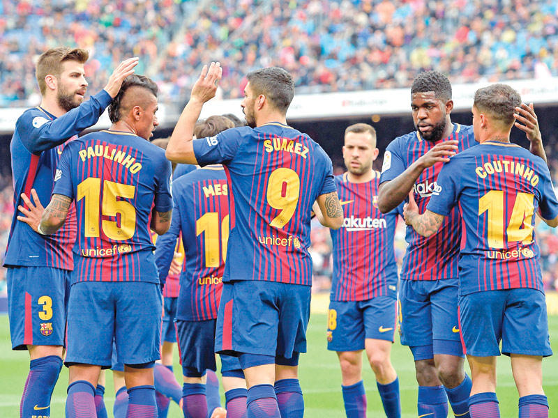 احتفال لاعبي برشلونة بهدف سواريز