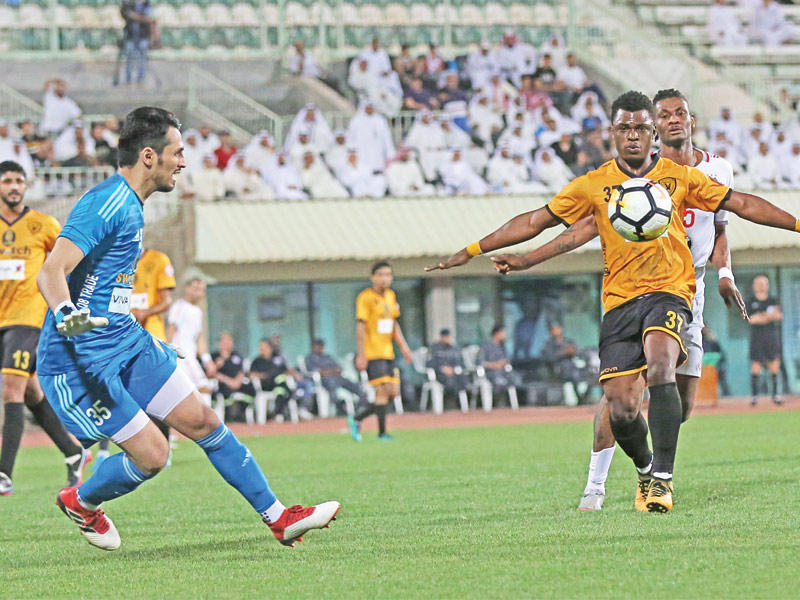 جانب من مباراة الكويت والقادسية أمس