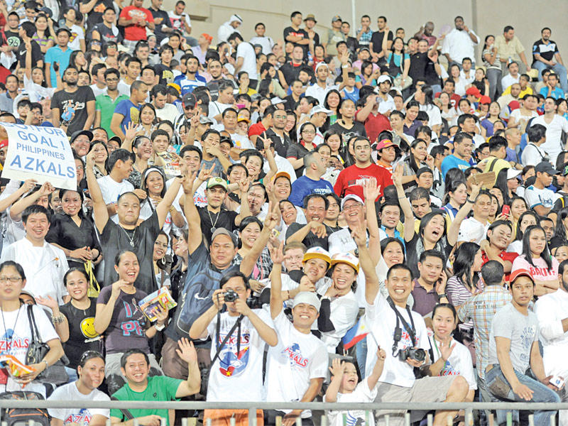 العمالة الفلبينية خلال حضورها مباراة الكويت