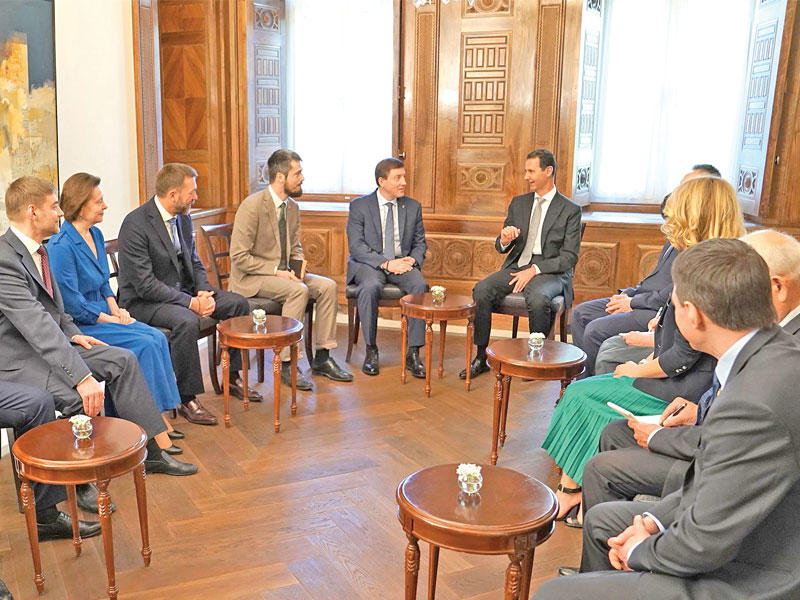 الأسد مستقبلاً في دمشق أمس وفد حزب «روسيا المتحدة» الحاكم  (أ ف ب)