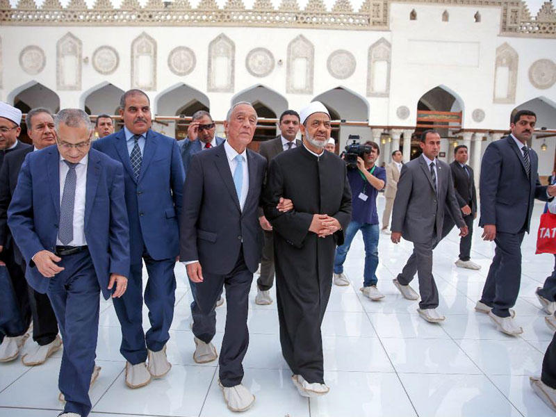 الإمام الأكبر أحمد الطيب مصطحباً الرئيس البرتغالي مارسيلو ريبيلو دي سوسا في جولة داخل الأزهر الشريف في القاهرة يوم الثلاثاء الماضي (إي بي إيه)