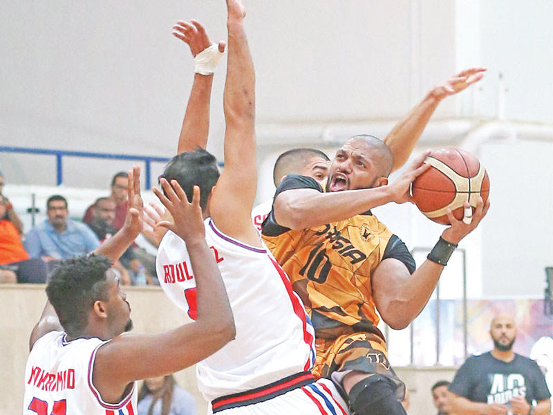 صراع على التسجيل في مباراة القادسية والكويت (تصوير جورج رجي)