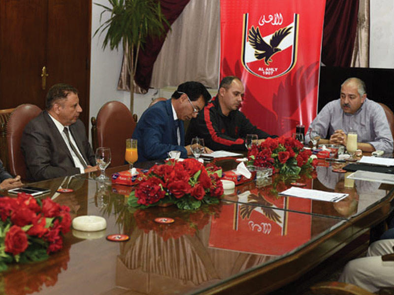 مسؤولو الأهلي و«التميز» خلال توقيع العقد