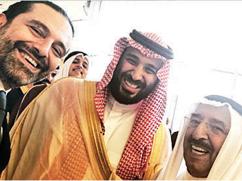 صاحب السمو في لقطة «سيلفي» مع ولي العهد السعودي والحريري أمس 
