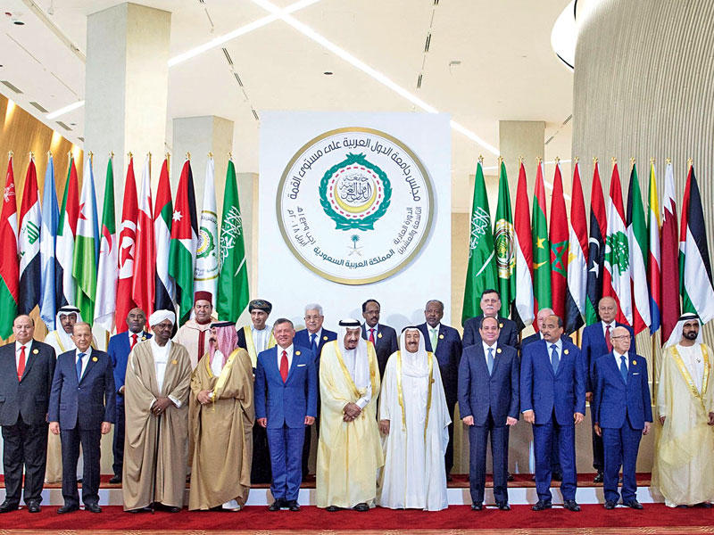 الأمير متوسطاً الزعماء المشاركين في القمة العربية بالظهران أمس (رويترز)