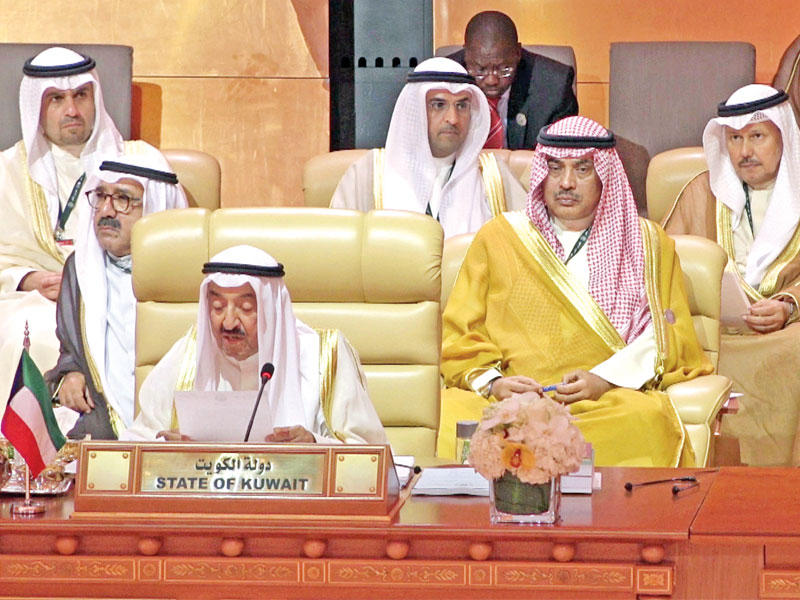 أمير البلاد يلقي كلمته في القمة العربية بالظهران أمس (كونا)