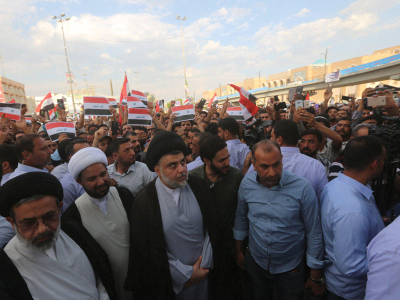 تظاهرة احتجاجية على الضربة الغربية لسورية في النجف ويبدو الصدر (رويترز)