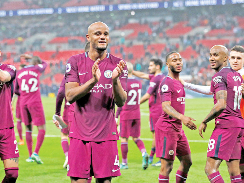 فرحة لاعبي مانشستر سيتي بالفوز على توتنهام أمس الأول