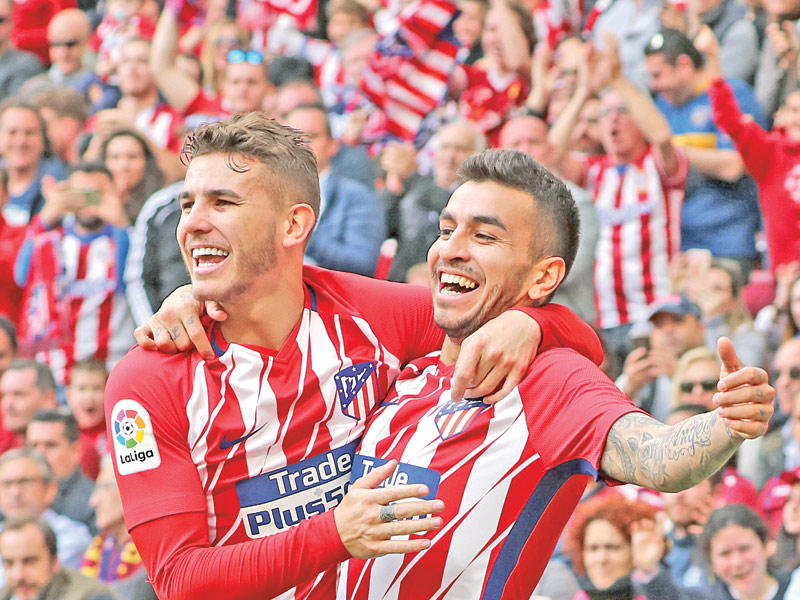 كوريا نجم أتلتيكو يحتفل بهدفه