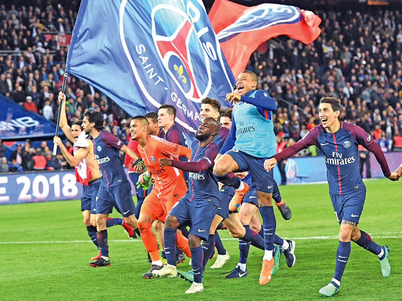 لاعبو سان جرمان يحتفلون بالتتويج