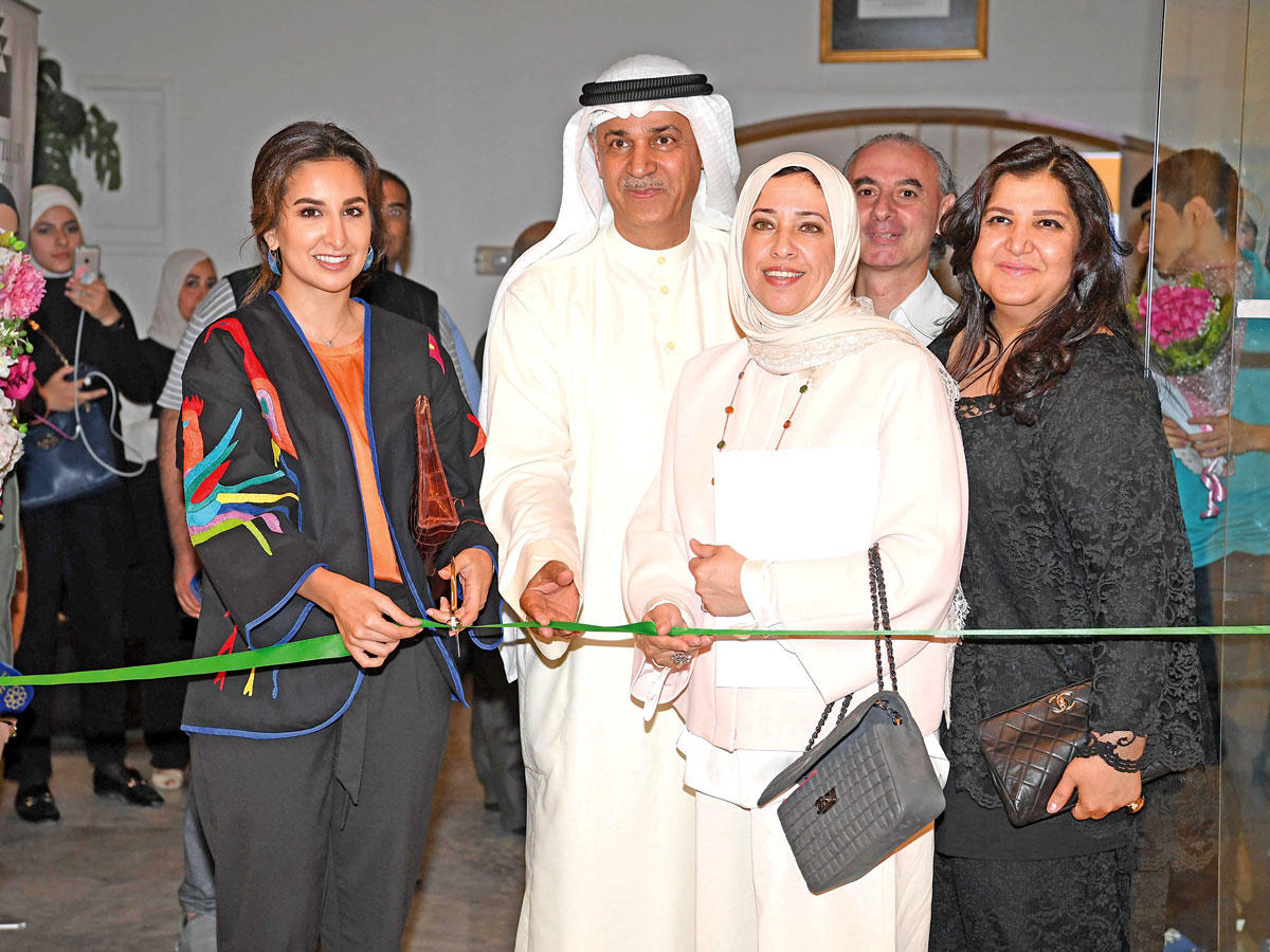 علي اليوحة مفتتحا معرض فنون النسيج 