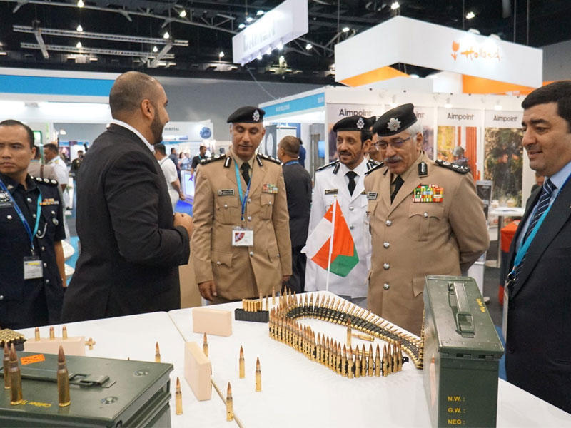 وكيل وزارة الداخلية الفريق محمود الدوسري والوفد المرافق أثناء جولتهم في معرض ومؤتمر خدمات الدفاع الآسيوي ومعرض الأمن القومي الآسيوي