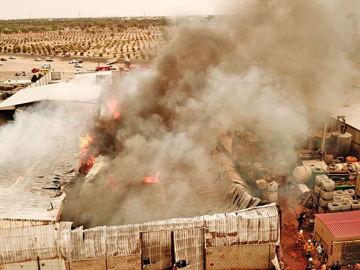 ألسنة النيران والدخان تنبعث من الحريق