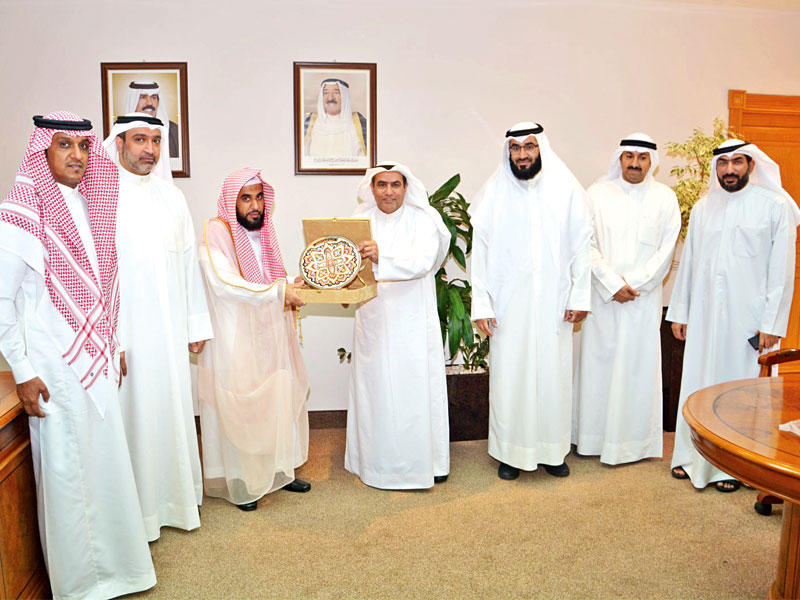 الجلاهمة يقدم درعا تذكارية إلى الشيخ الجهني