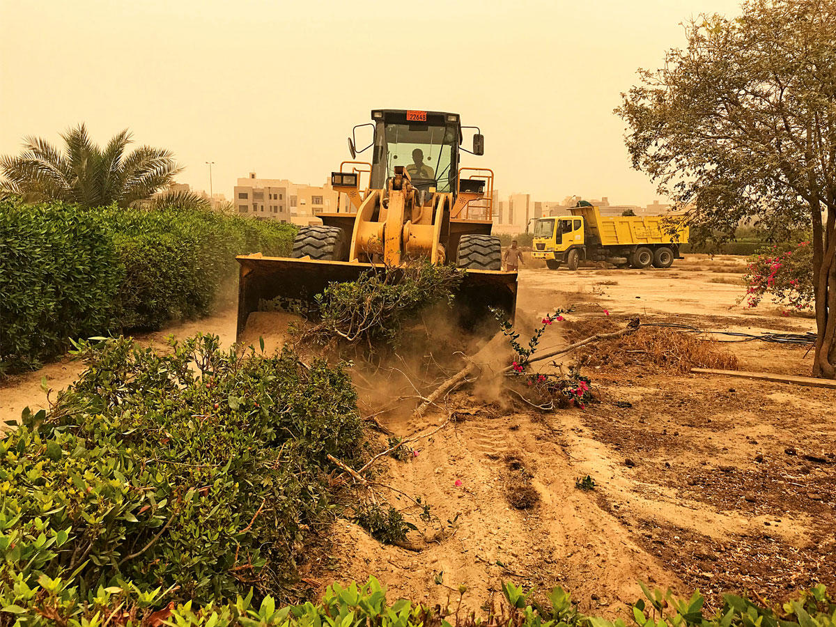 جرافات  البلدية تزيل المخالفات