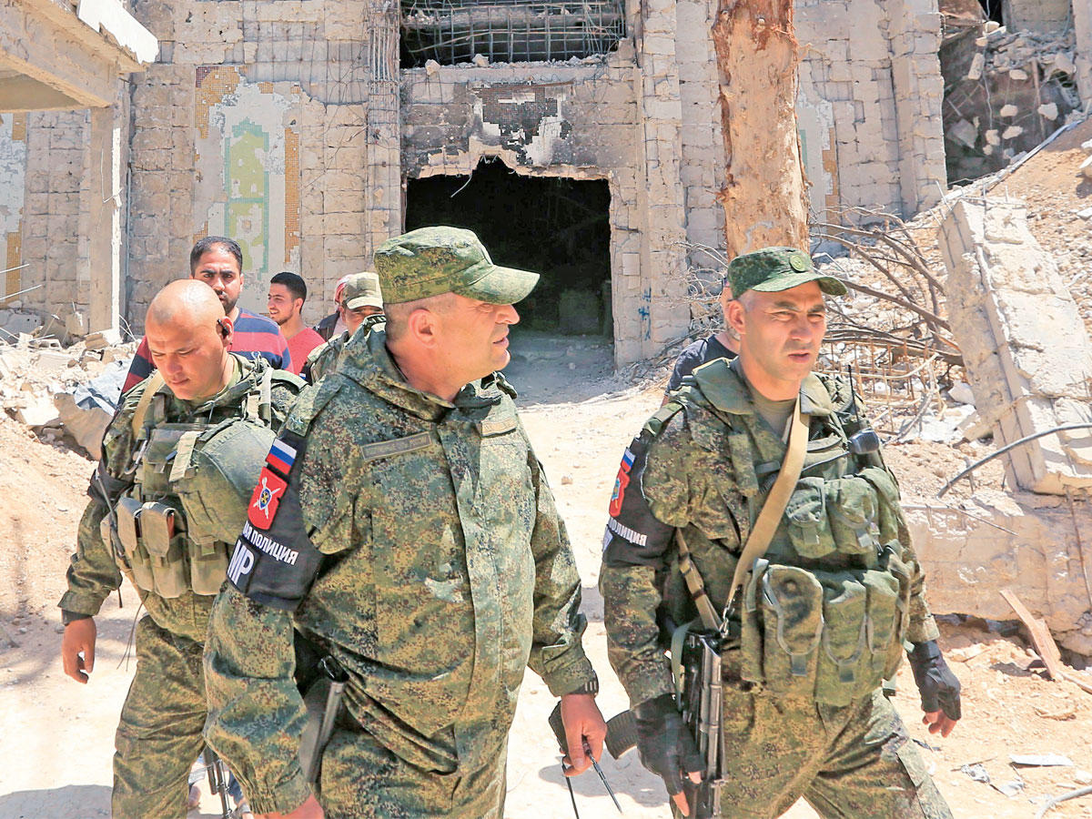 جنود روس داخل الغوطة  أمس (أ ف ب)