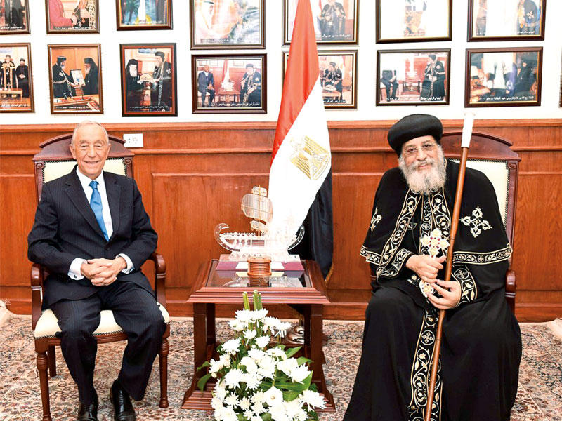 بابا الإسكندرية تواضروس الثاني مستقبلاً الرئيس البرتغالي مارسيلو دي سوزا في القاهرة الجمعة الماضية  (اي بي أيه)