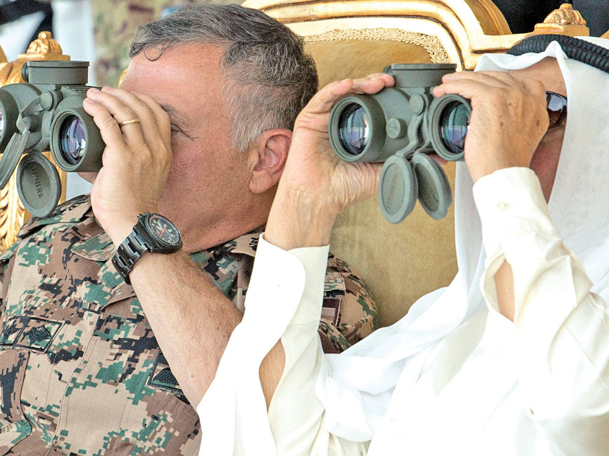 الأمير و العاهل الأردني يشاهدان المناورات أمس