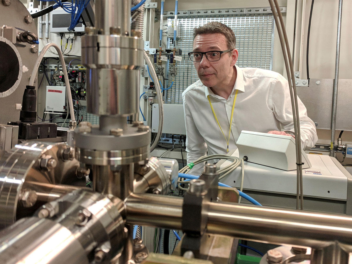 البروفيسور جون ماكغيهان ، وهو متخصص في علم البلورات بالأشعة السينية في جامعة بورتسموث