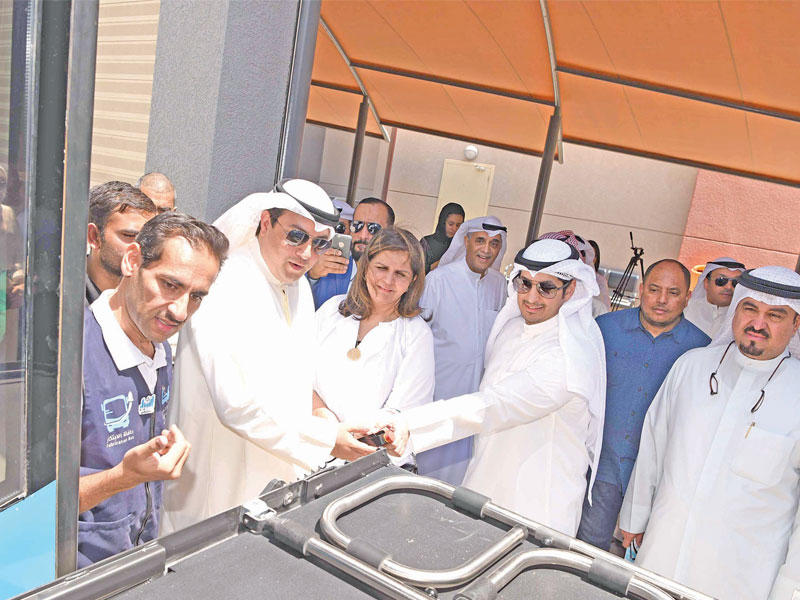 المطيري يطلع على تجهيزات الحافلة