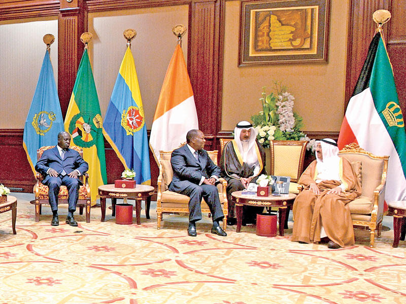 الأمير أثناء مباحثاته مع واتارا بحضور الوفد المرافق أمس