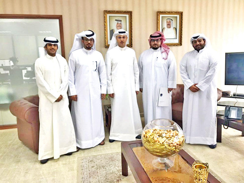 المخيزيم متوسطاً وفد اتحاد بريطانيا