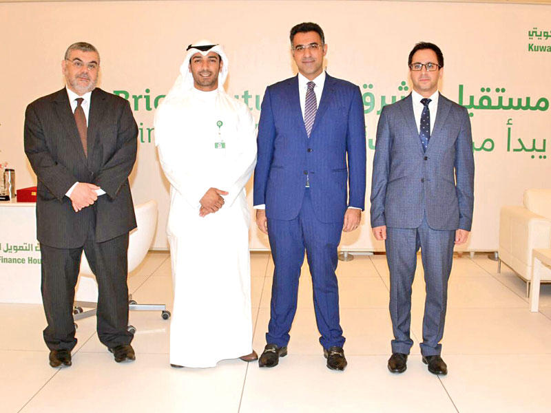 فريق «بيتك» مع مسؤولي الجامعة في جناح البنك 