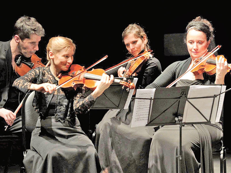 عدد من عازفي أوركسترا الغرفة الفرنسية 