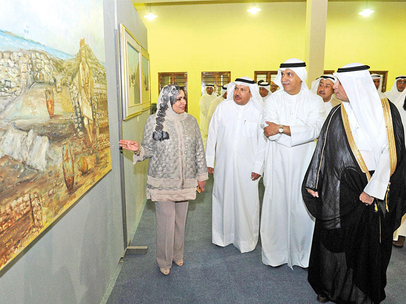 اليوحة والدويش خلال الجولة في المعرض