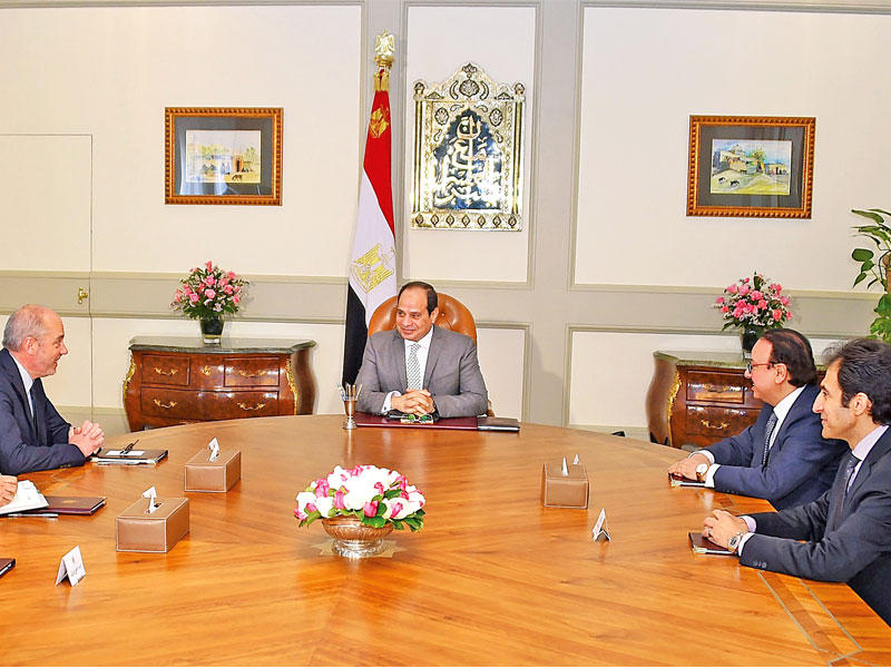 السيسي مجتمعاً برئيس مجلس الإدارة الرئيس التنفيذي لشركة الاتصالات الفرنسية ستيفان ريتشارد في القاهرة أمس (د ب أ)