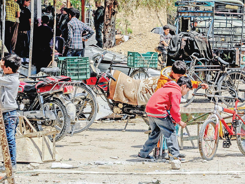 أطفال في أحد شوارع دوما أمس الأول (أي بي أيه)