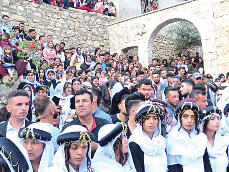 احتفل أتباع الديانة الإيزيدية، أمس، بحلول عيد «سرسال» أي رأس السنة الإيزيدية.  وشهد معبد لالش طقوسا واحتفالات خاصة. وفي الصورة إيزيديون يحتفلون بالعيد.