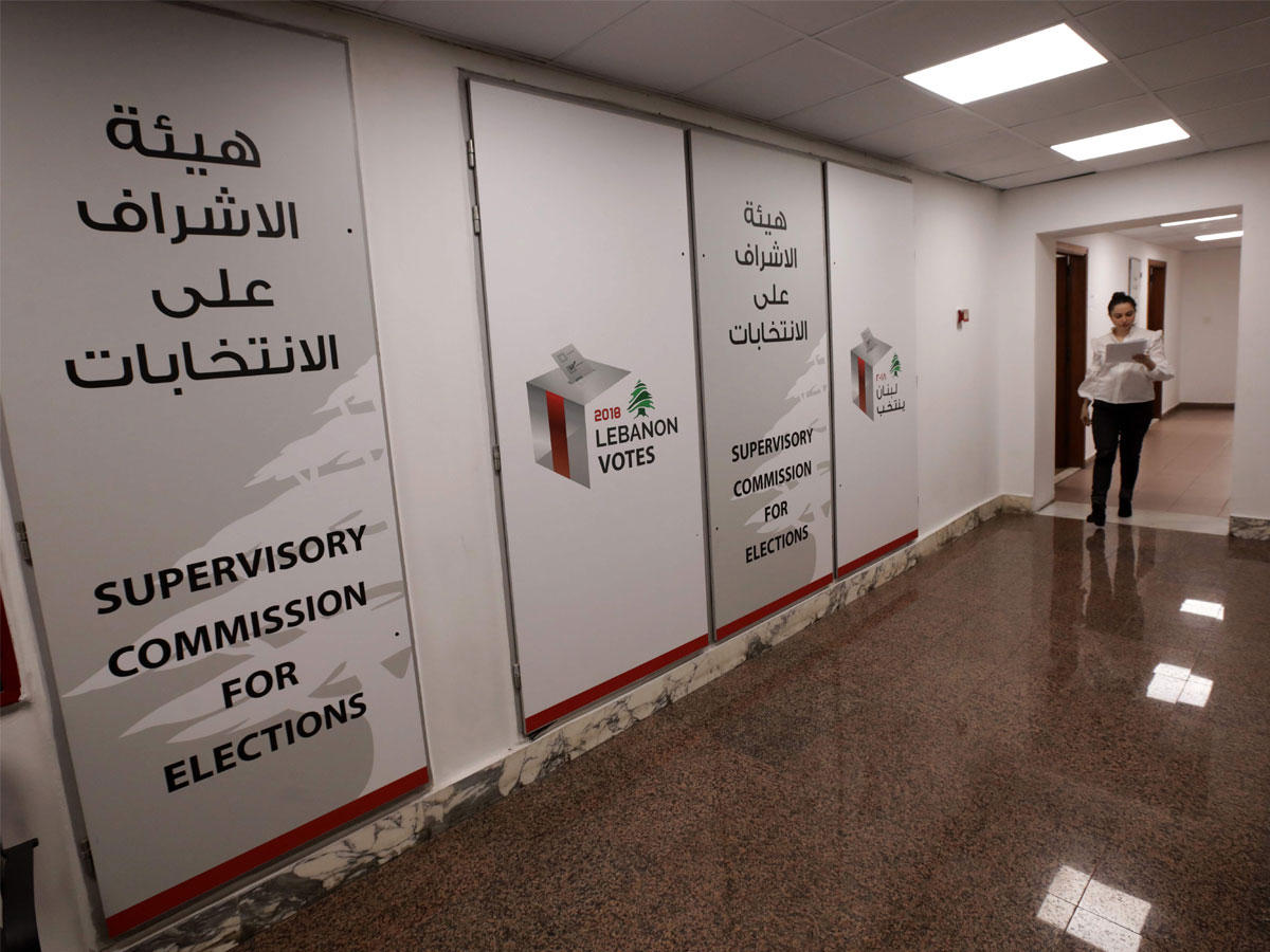 موظفة تمشي في مقر لجنة مراقبة الانتخابات في بيروت