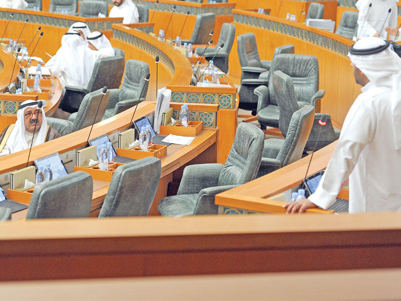 الفضالة متحدثاً وناصر الصباح يتابعه