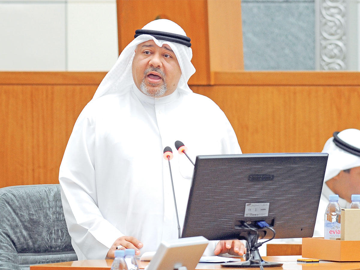 مهدي متحدثاً خلال الجلسة