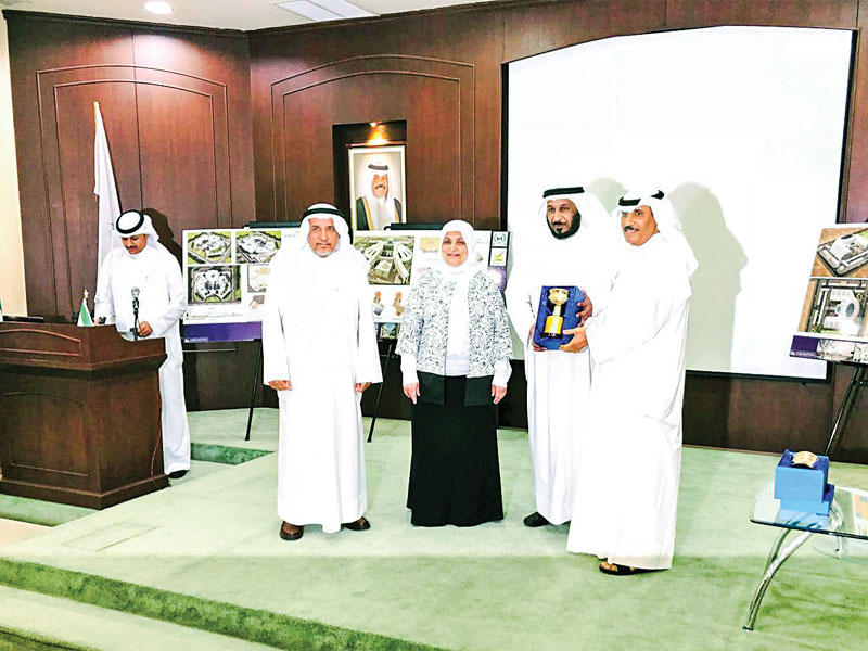 الصبيح مكرّمة الخراز خلال حفل توقيع الاتفاقية