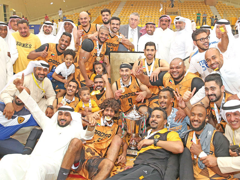 صورة جماعية للاعبي فريق القادسية يحملون درع البطولة