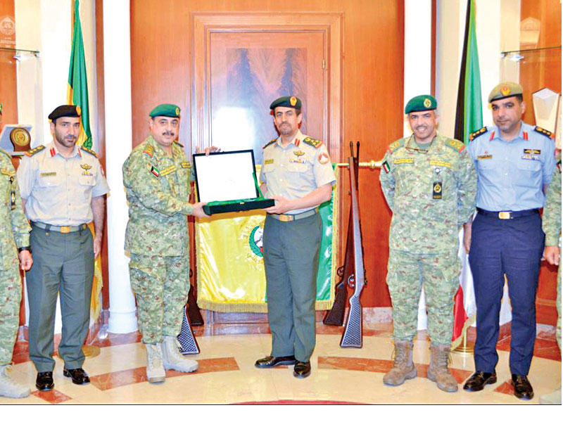 الرفاعي مكرماً الوفد الإماراتي