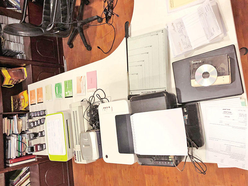 معدات التزوير التي عثر عليها مع المتهم