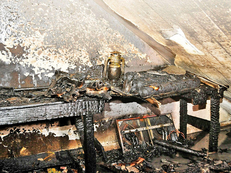 آثار الحريق بالمنزل