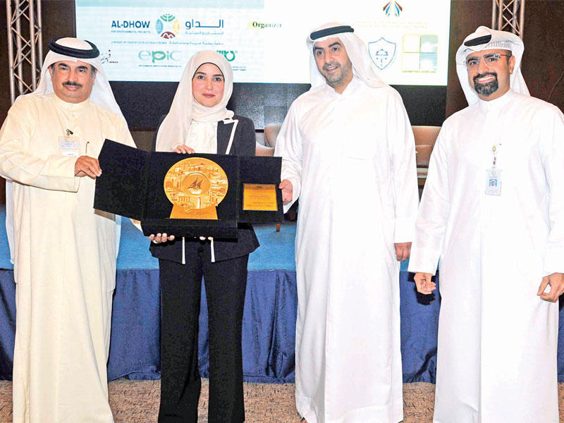 جانب من تكريم الوزيرة بوشهري أمس خلال الملتقى