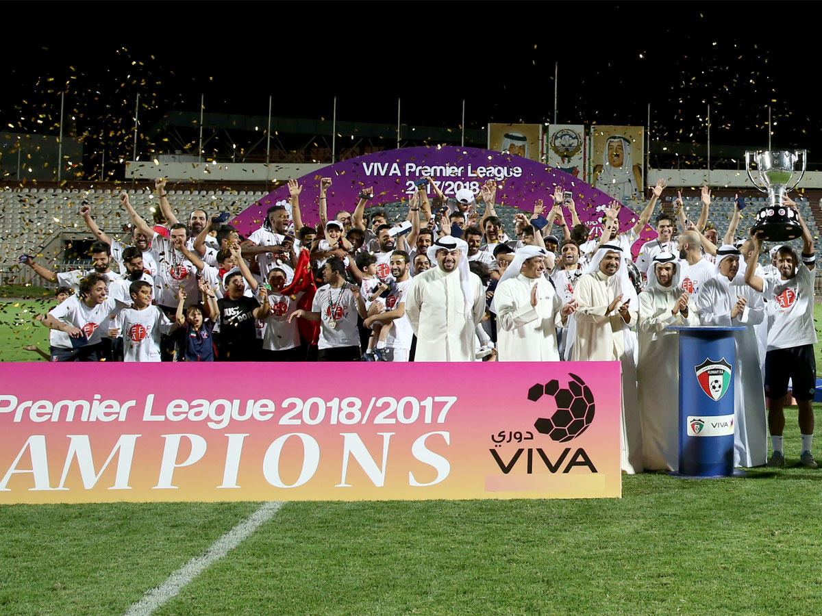 لاعبو الأبيض على منصة التتويج أمس (تصوير جورج ريجي)